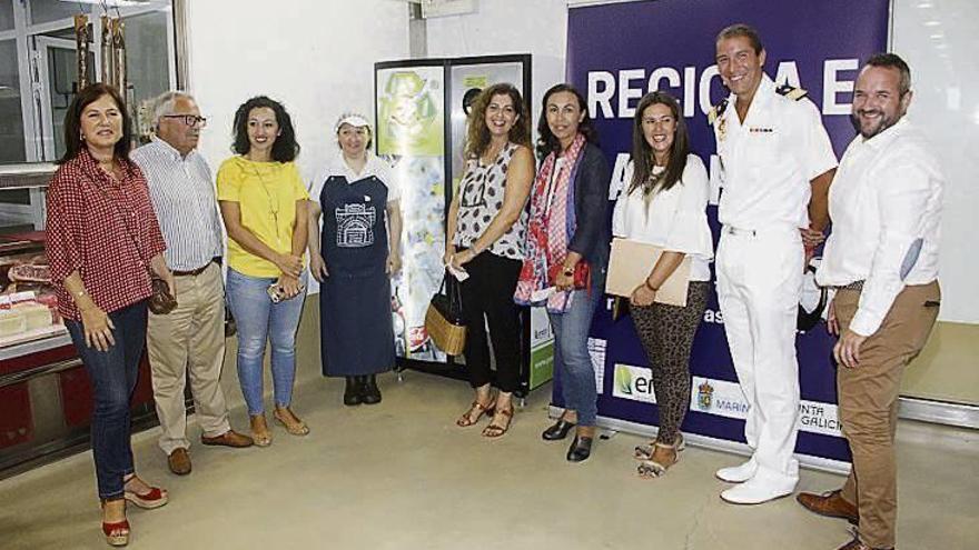 Presentación de la máquina de reciclaje en la plaza. // S.A.