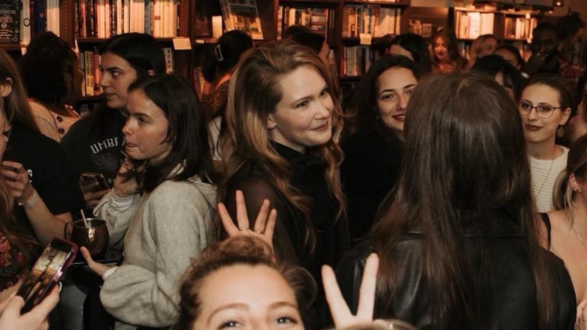 Sarah J Maas en un evento con fans