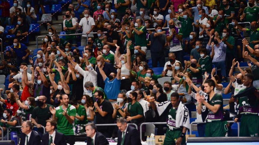 La afición del Unicaja se moviliza para ir a Sevilla. | GREGORIO MARRERO