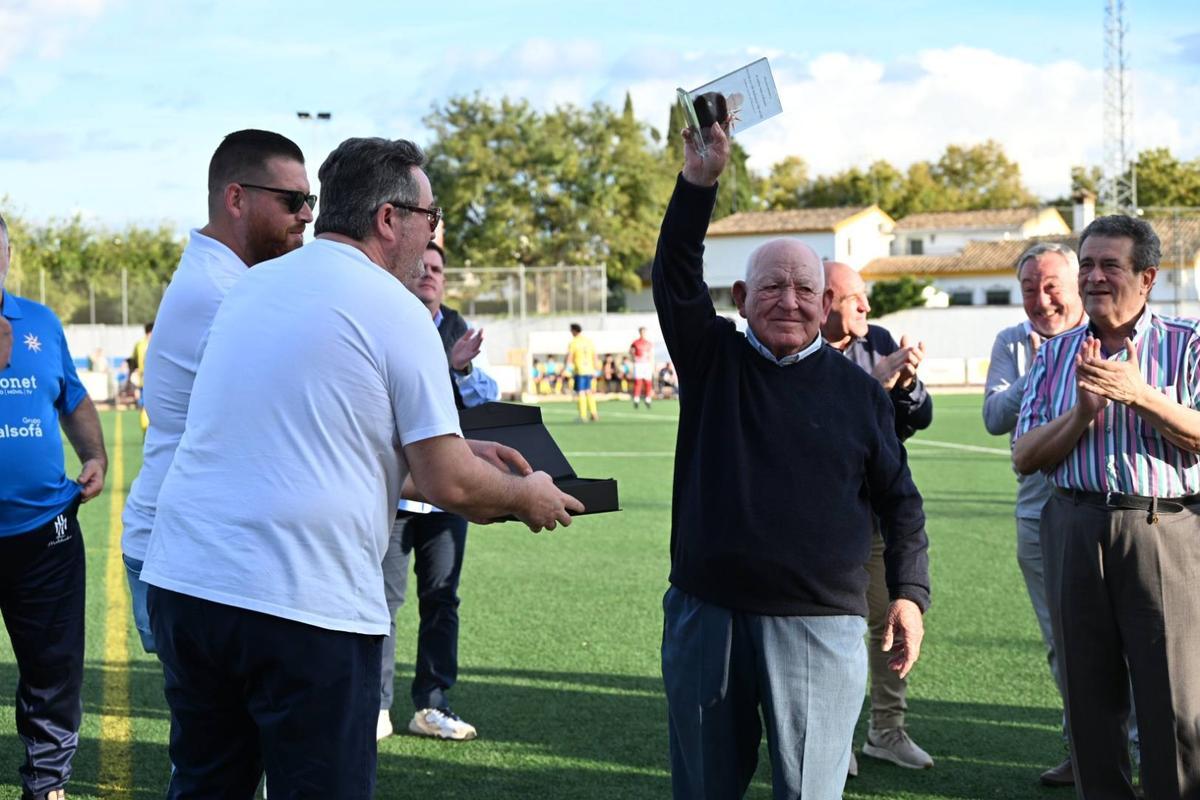 Villa del Río honra a Antonio Núñez ‘El Rucho’ por una vida ligada al fútbol local.