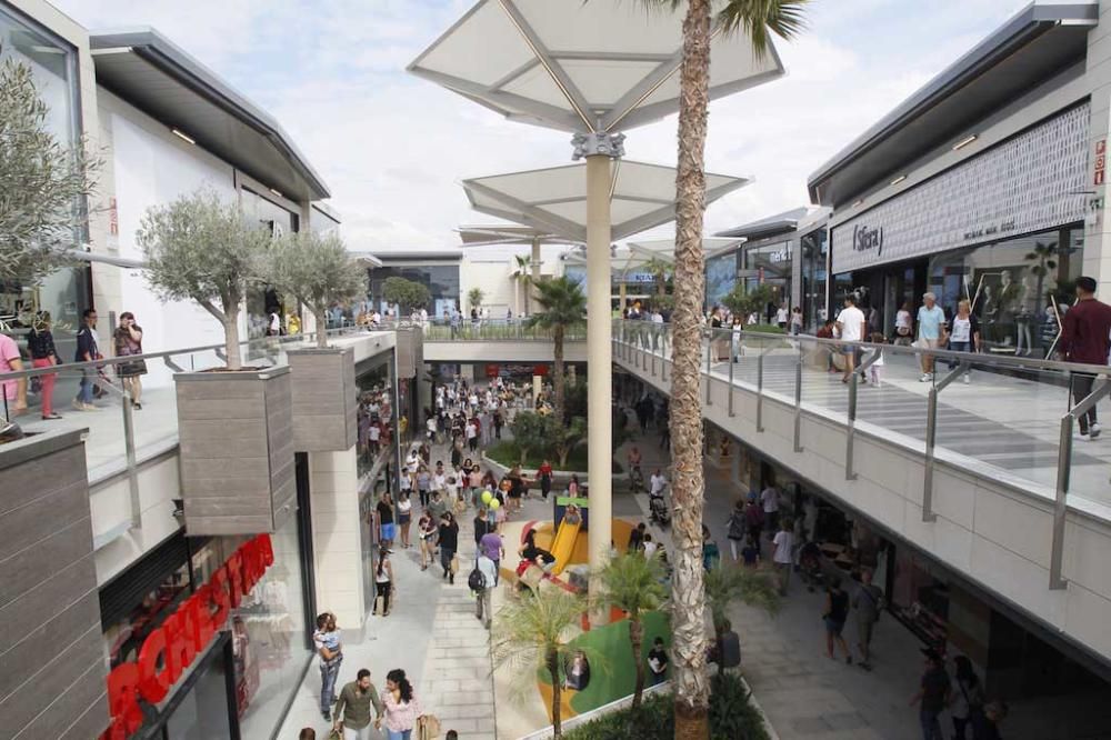 Gran afluencia al centro comercial Fan