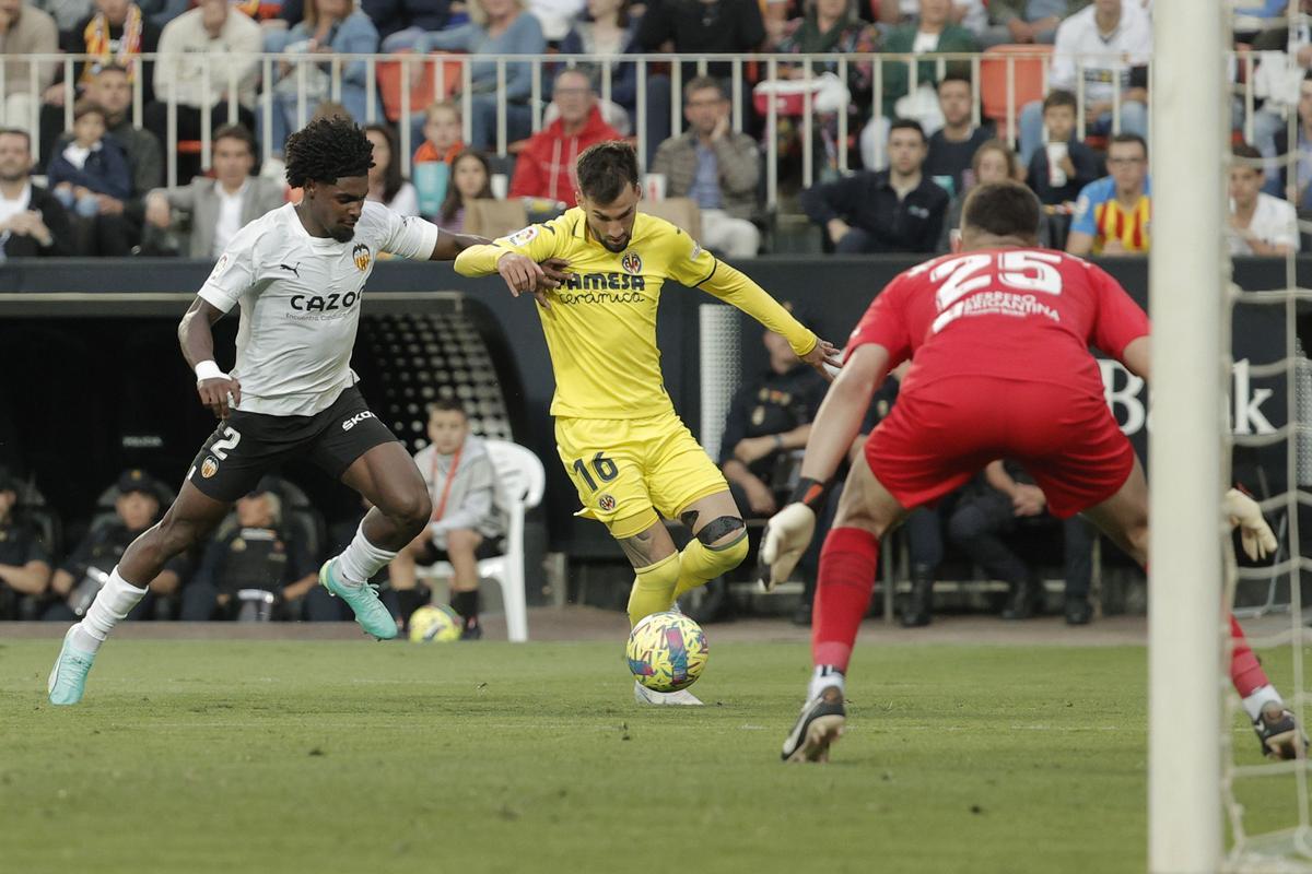 Álex Baena, durante el derbi entre Villarreal y Valencia de Mestalla.
