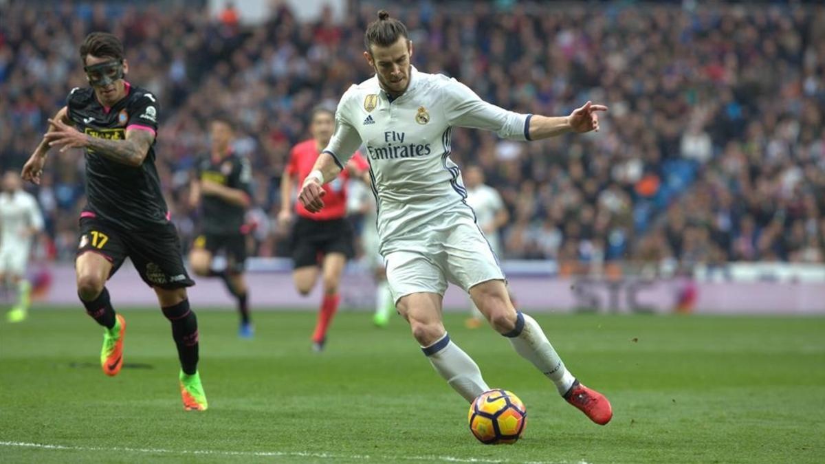 Bale dispara ante Hernán Pérez para sentenciar el Real Madrid-Espanyol con el 2-0.