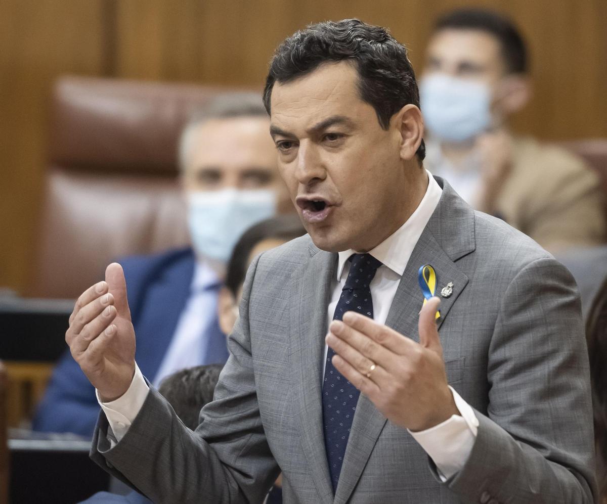 El presidente andaluz, Juanma Moreno, durante la sesión de control al ejecutivo en el pleno del Parlamento andaluz. EFE/ Raúl Caro.