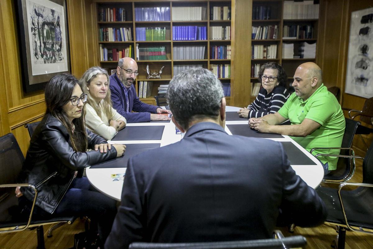 Reunión familiar en una notaría, en una imagen de archivo.