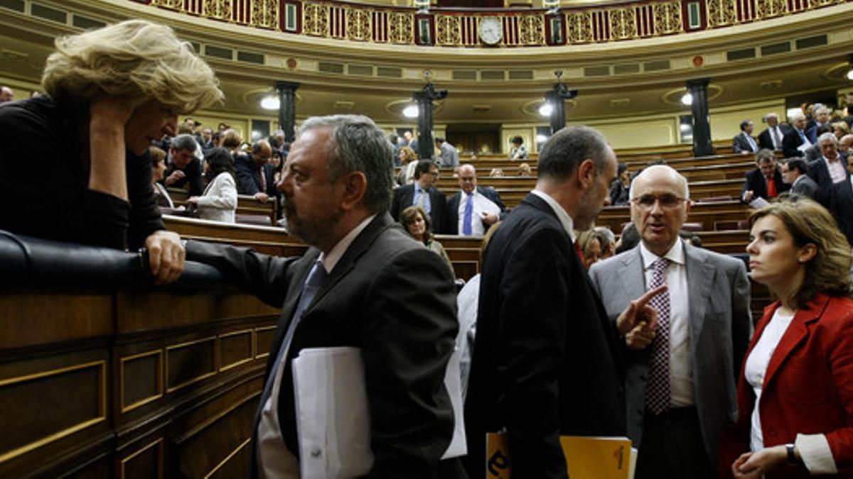 Duran Lleida conversa con Joan Ridao y Soraya Sáenz de Santamaría y al otro lado la vicepresidenta segunda Elena Salgado.