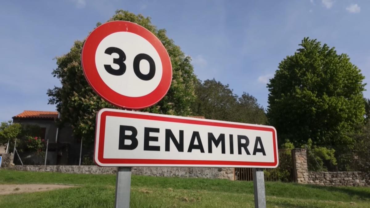 Señal de tráfico, que indica la entrada al pueblo de Soria, Benamira.