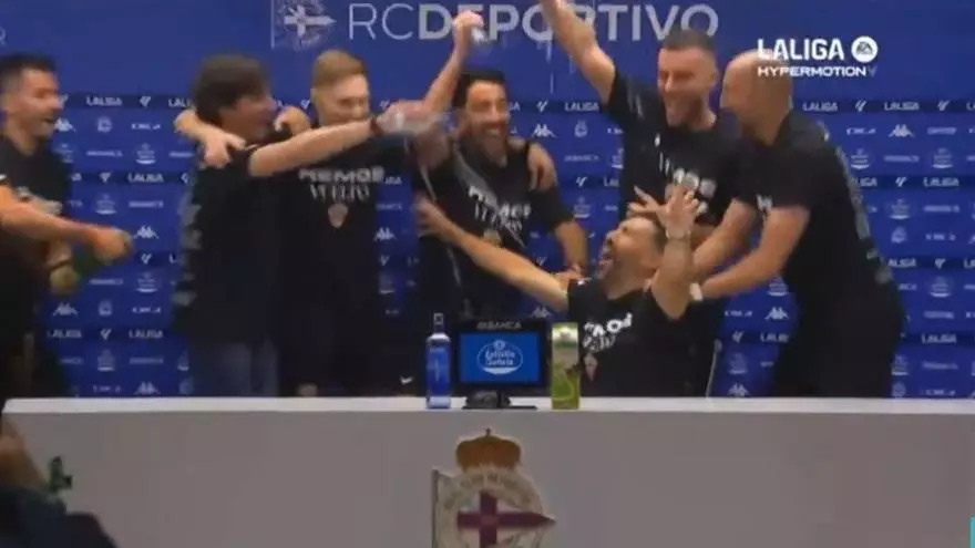 Los jugadores del Elche se la l赤an a Eder Sarabia en plena rueda de prensa