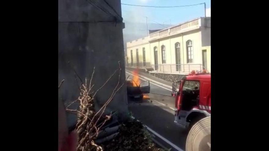 Incendio de un coche tras colisionar con otro vehículo en La Orotava