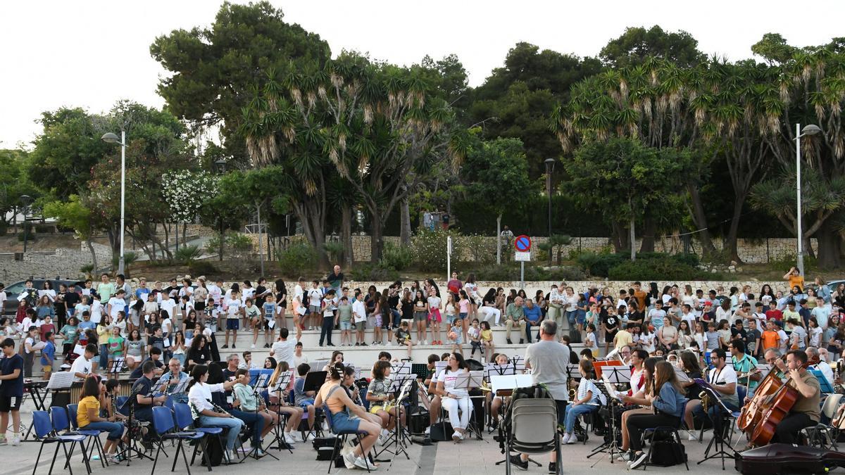 La plaza se ha llenado para escuchar a los jóvenes intérpretes