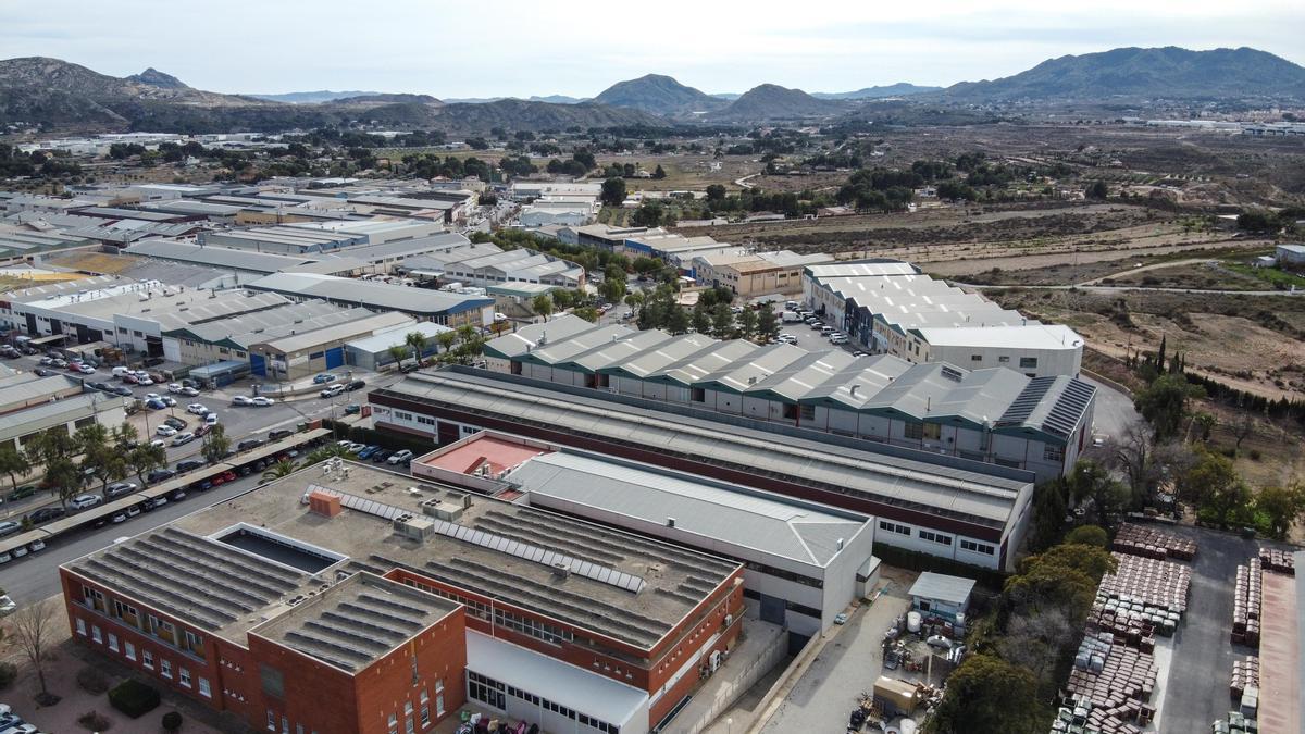 Imagen aérea del polígono industrial Campo Alto y al fondo el Finca Lacy de Elda.