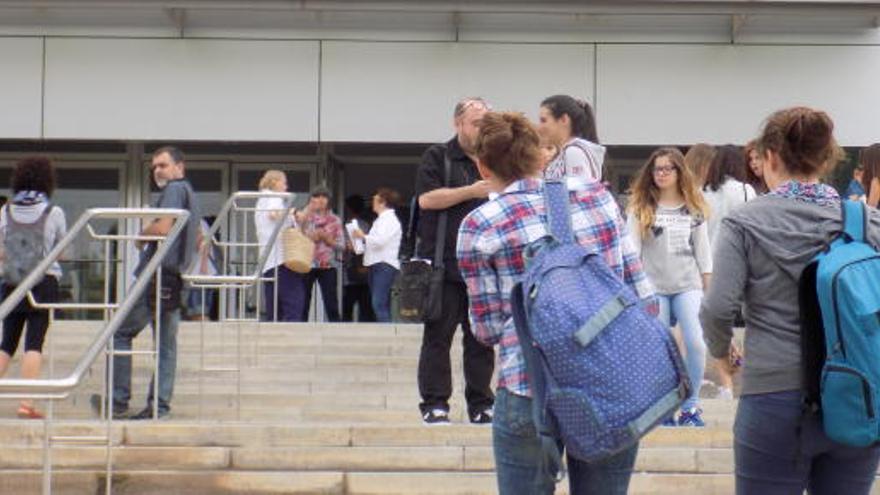 Estudiants davant l&#039;edifici d&#039;UManresa.