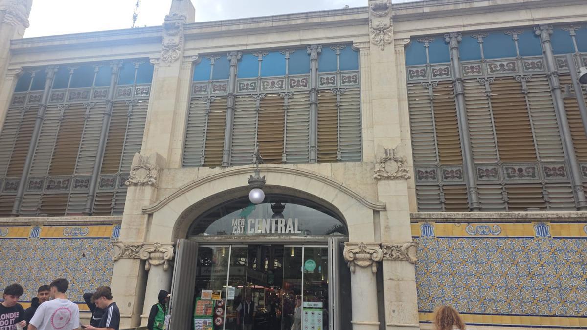 Aspecto actual de la "Senyera" en la fachada recayente a la Plaza de Brujas