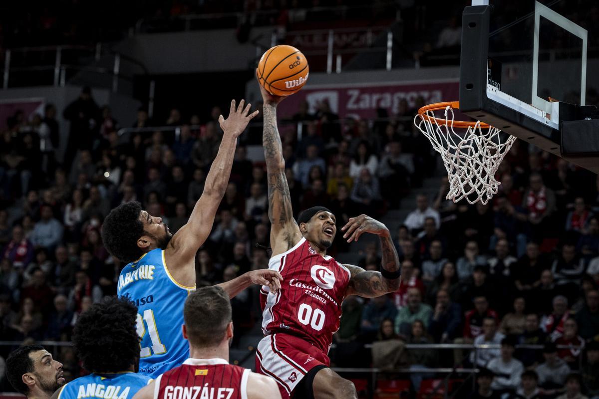 Robinson realiza un mate ante Laberye en el encuentro de la primera vuelta.