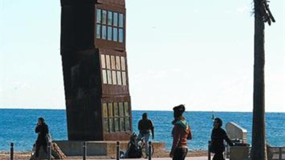 La escultura 'Lucero herido', ayer, en la playa de Sant Miquel.