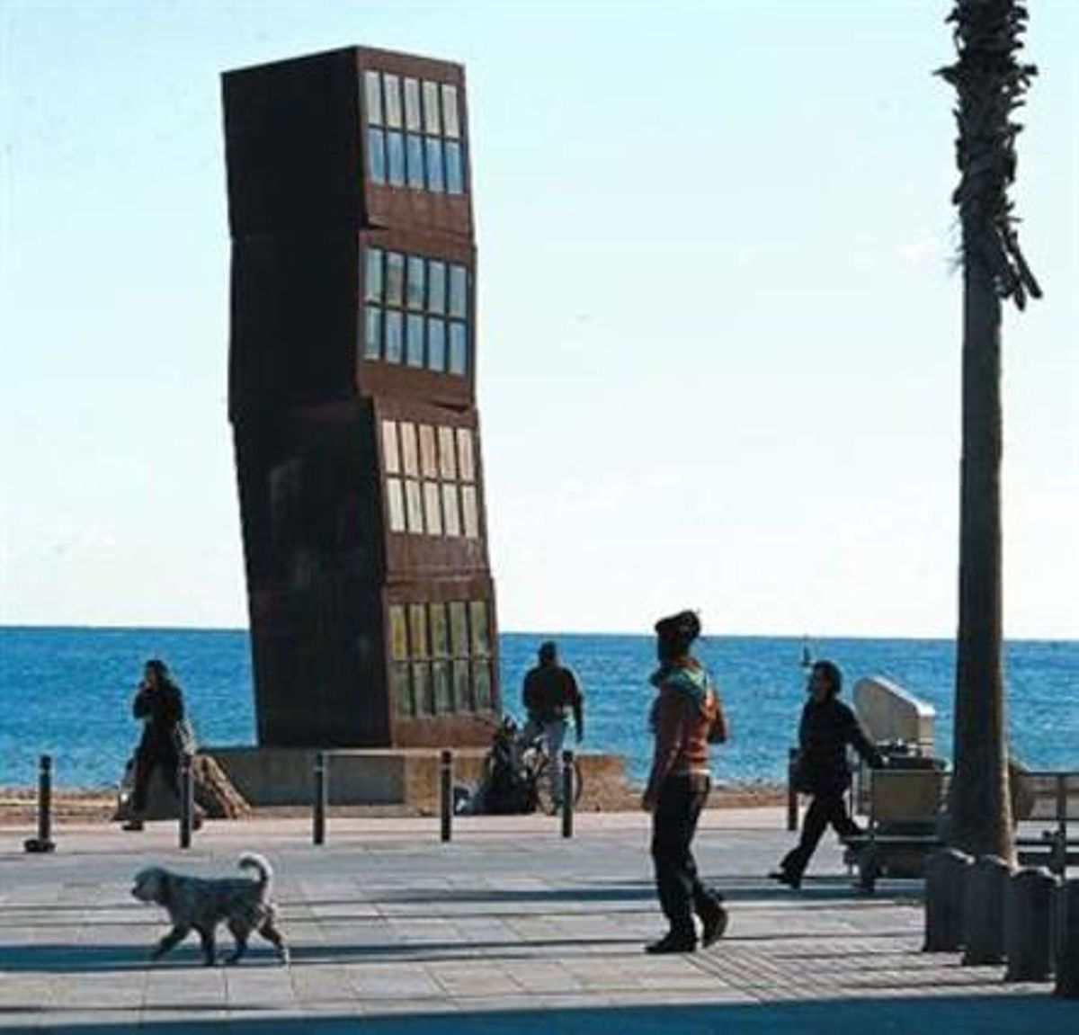 L’escultura ’Estel ferit’, ahir, a la platja de Sant Miquel.