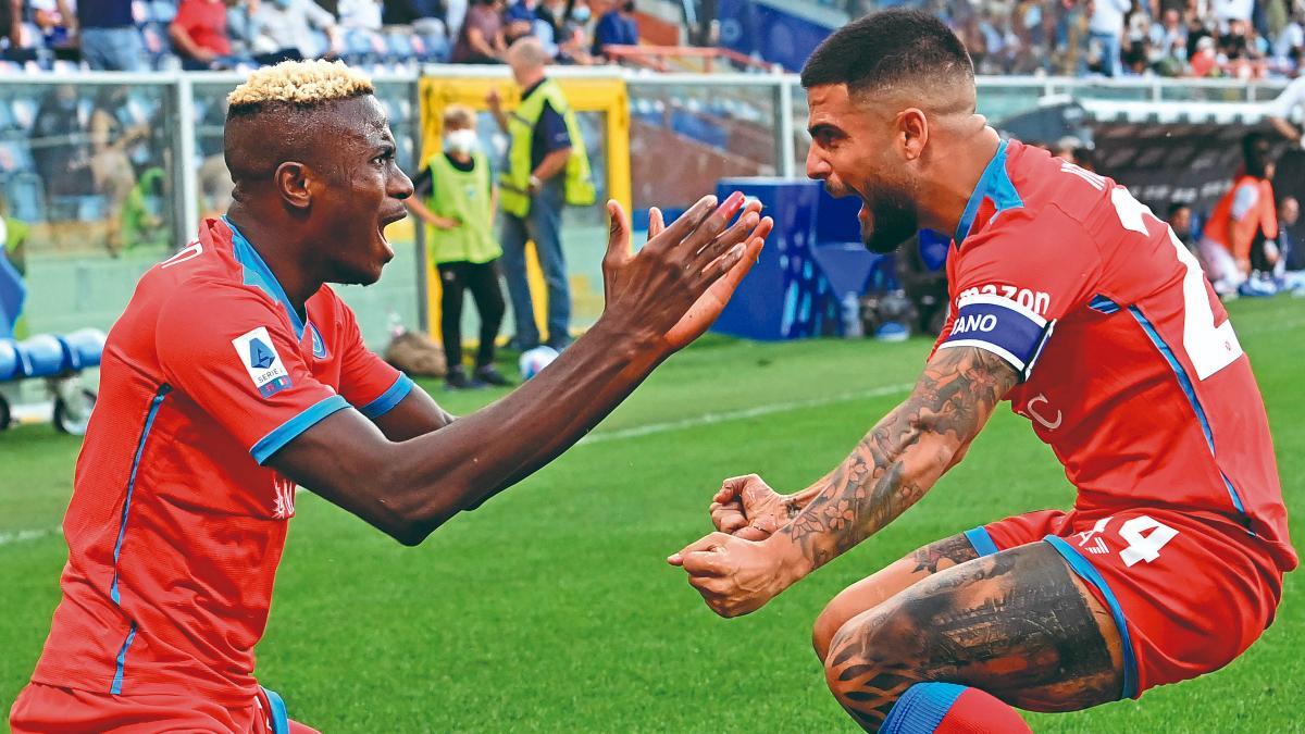 Osimhen e Insigne celebran un gol del Nápoles esta temporada