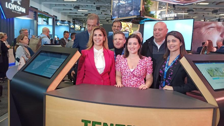 La delegación isleña junto a la consejera de Turismo, Yaiza Castilla, en el stand de Tenerife en la ITB.