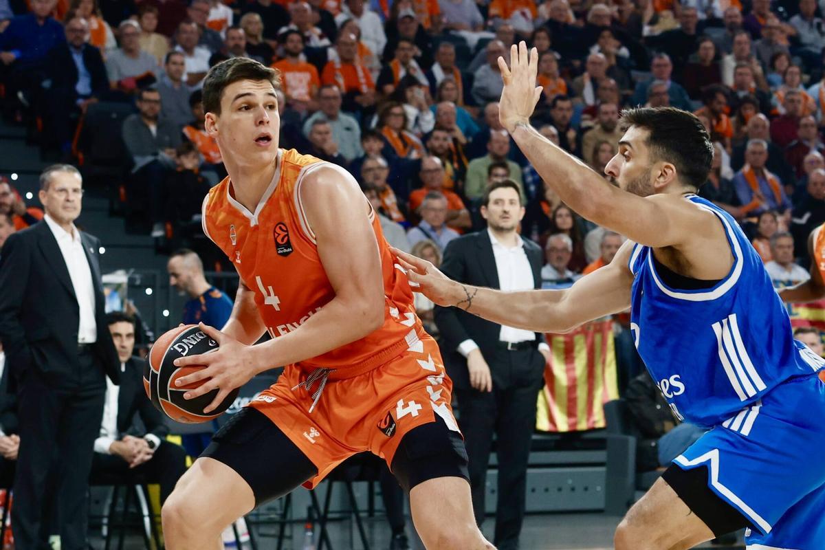 Jaime Pradilla, ante Facu Campazzo en el partido entre el Valencia BC y el Real Madrid en la Euroliga.