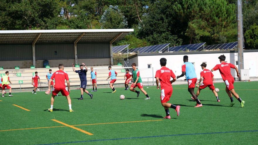 La plantilla del Arosa al completo durante el primer entrenamiento de la pretemporada. | Noé Parga