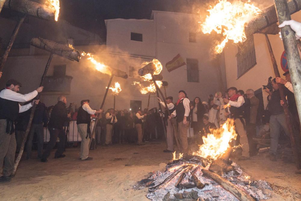 Fuego y villancicos acompañaron el camino de la Divina Pastora desde la ermita de la Veracruz