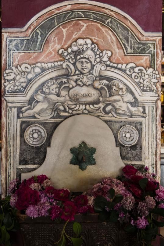 El local dispone
de una fuente
con flores frescas. g.c.