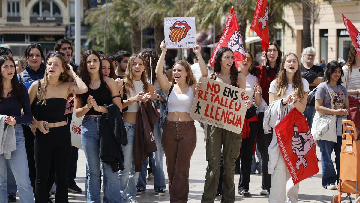 Estudiantes protestan en la plaza de la Reina por los recortes de Conselleria de Educación