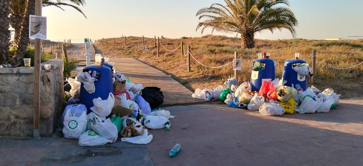 Basura acumulada en los accesos a la playa del Port.