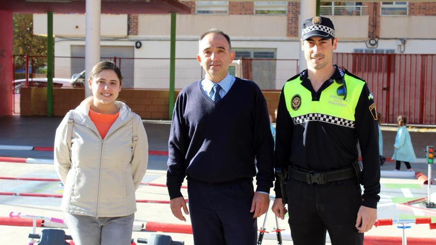 La concejala Maestro con el representante de la empresa