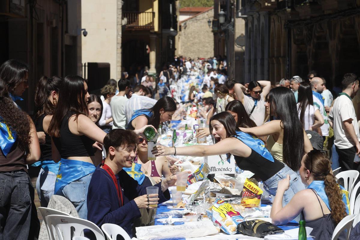 EN IMÁGENES: La multitudinaria Comida en la Calle en Avilés