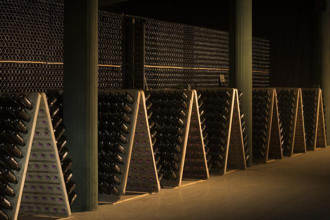La Bodega AtRoca se especializa en la creación de vinos exclusivos a partir de las variedades Macabeo, Xarel·lo, Garnacha y Malvasía de Sitges.