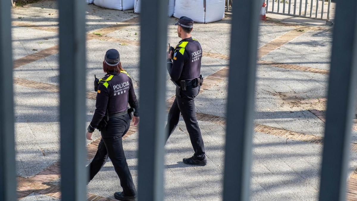 Agentes de la Guardia Urbana patrullando por Barcelona