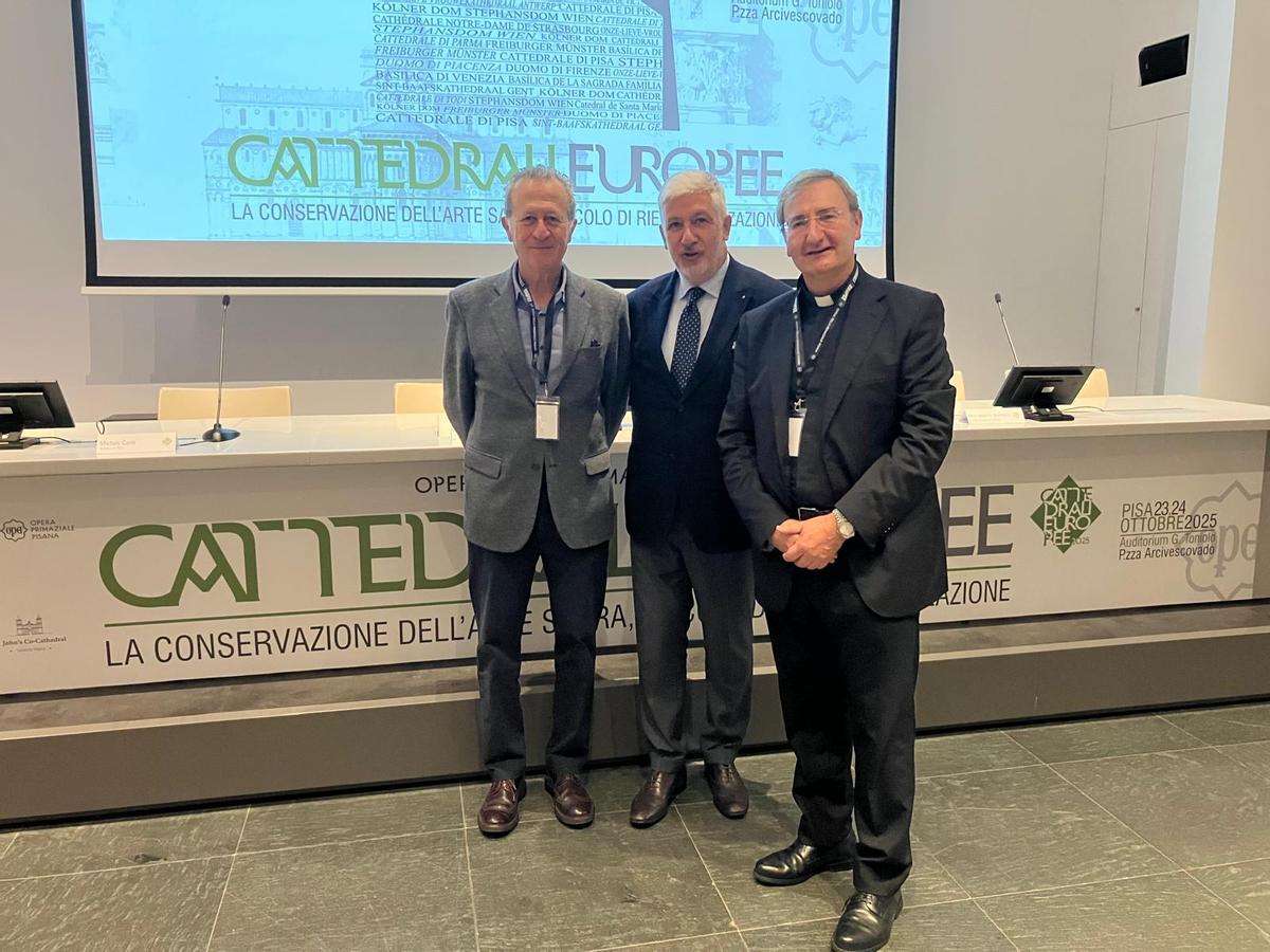 El deán presidente del Cabildo Catedralicio de Córdoba, Joaquín Alberto Nieva, y el arquitecto Juan Pablo Rodríguez Frade.