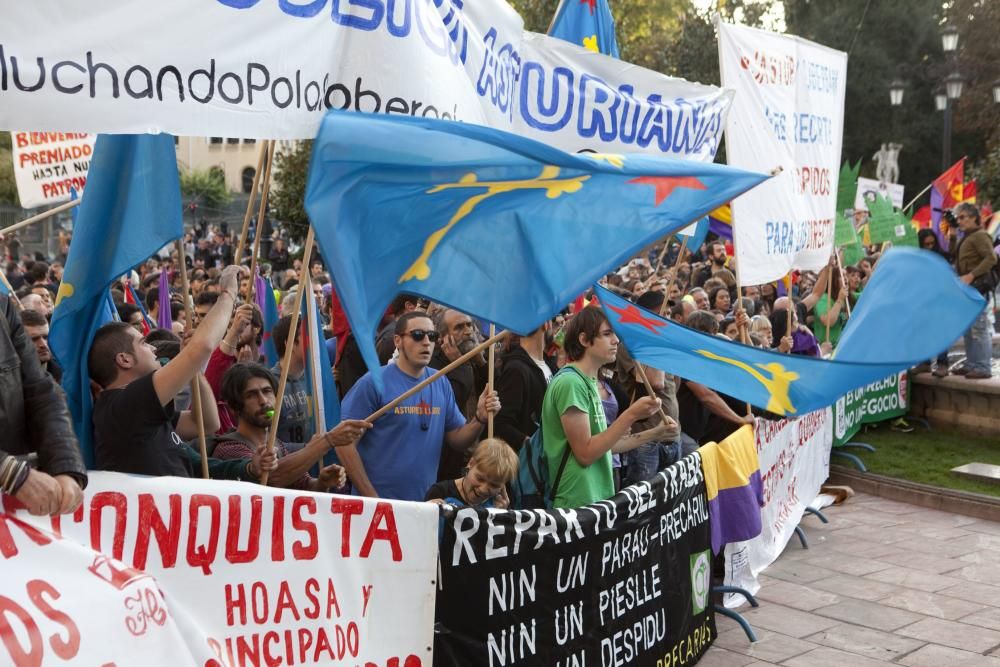 Ambiente en la calle durante la entrada a los premios y concentración antimonarquía