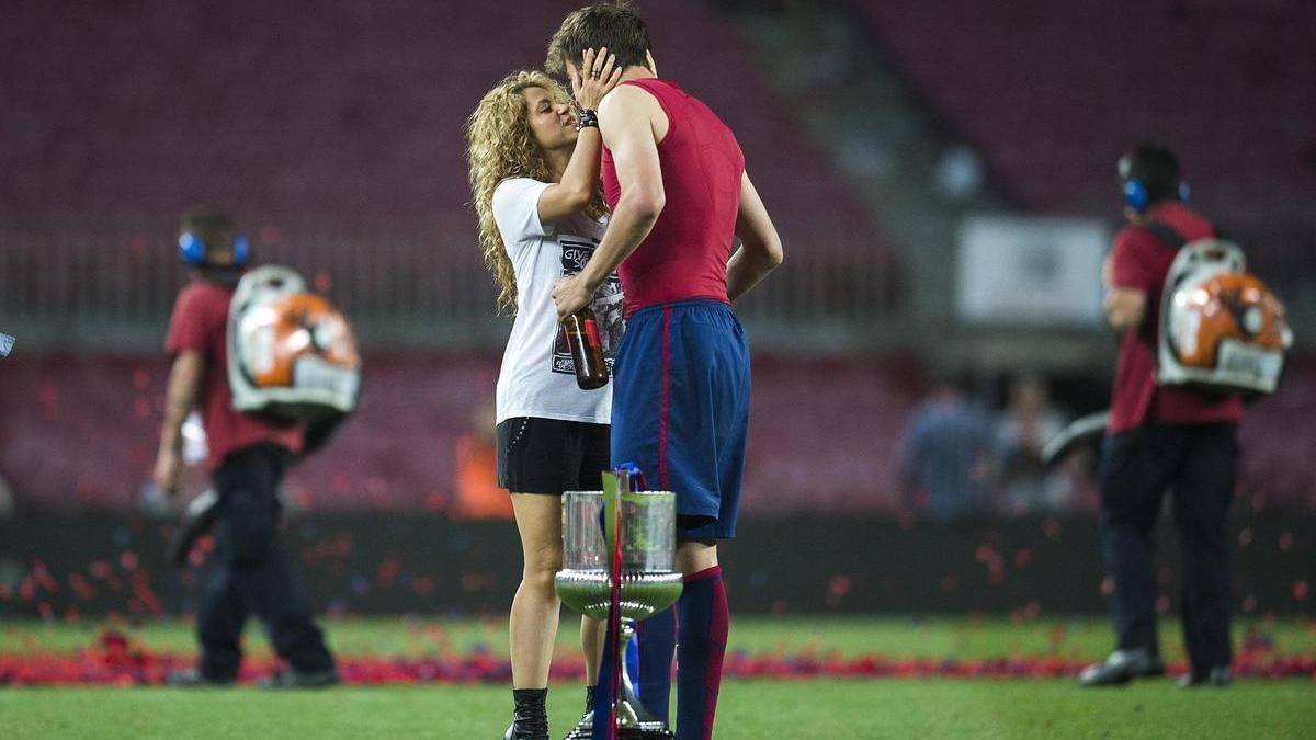 Shakira y Gerard Piqué se besan en el Camp Nou en 2015.