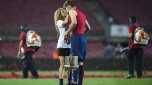 Shakira y Gerard Piqué se besan en el Camp Nou en 2015.