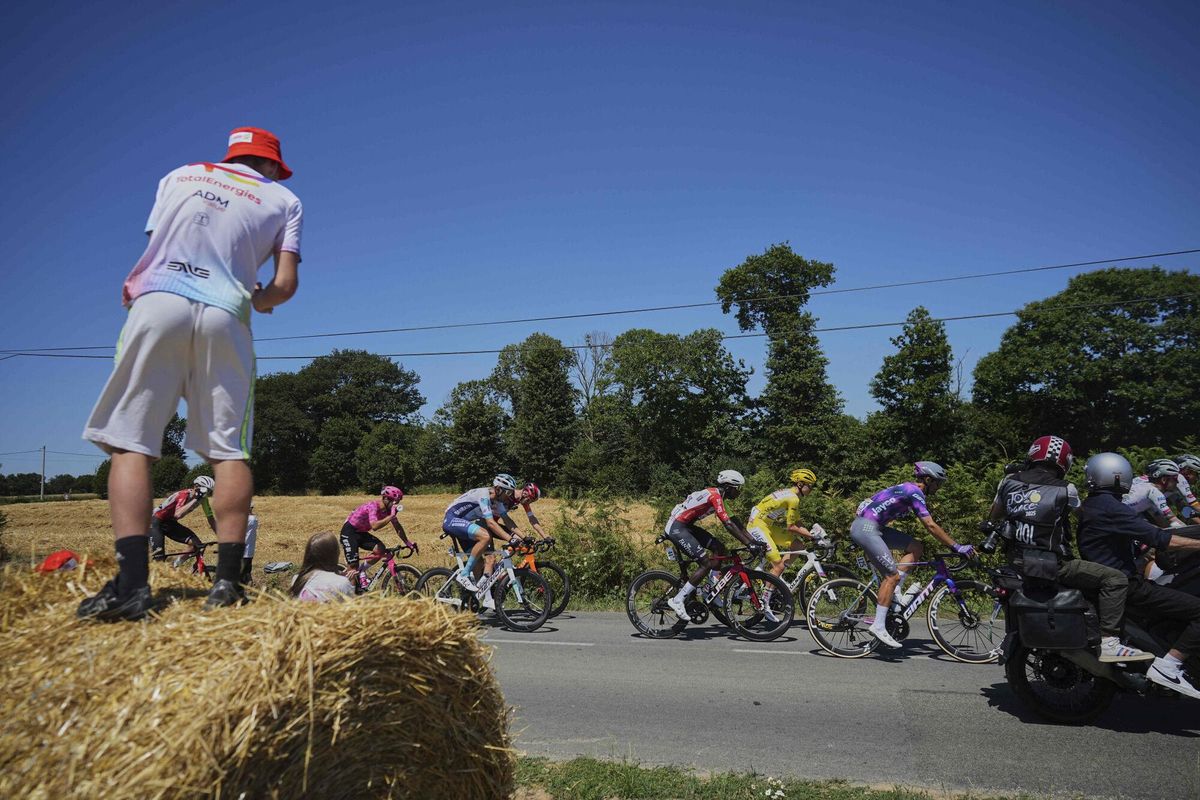 The pack with Slovenias Tadej Pogacar, wearing the overall leaders yellow jersey, Slovenias Luka Mezgec, front right, and Eritreas Biniam Girmay, center, rides during the eighth stage of the Tour de France cycling race over 171.4 kilometers (106.5 miles) with start in Saint-Meen-le-Grand and finish in Laval Espace Mayenne, France, Saturday, July 12, 2025. (AP Photo/Thibault Camus) Associated Press/LaPresse. EDITORIAL USE ONLY/ONLY ITALY AND SPAIN