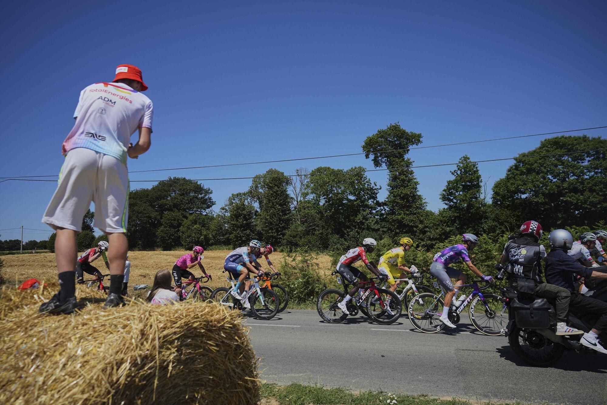 The pack with Slovenia&#039;s Tadej Pogacar, wearing the overall leader&#039;s yellow jersey, Slovenia&#039;s Luka Mezgec, front right, and Eritrea&#039;s Biniam Girmay, center, rides during the eighth stage of the Tour de France cycling race over 171.4 kilometers (106.5 miles) with start in Saint-Meen-le-Grand and finish in Laval Espace Mayenne, France, Saturday, July 12, 2025. (AP Photo/Thibault Camus) Associated Press/LaPresse. EDITORIAL USE ONLY/ONLY ITALY AND SPAIN