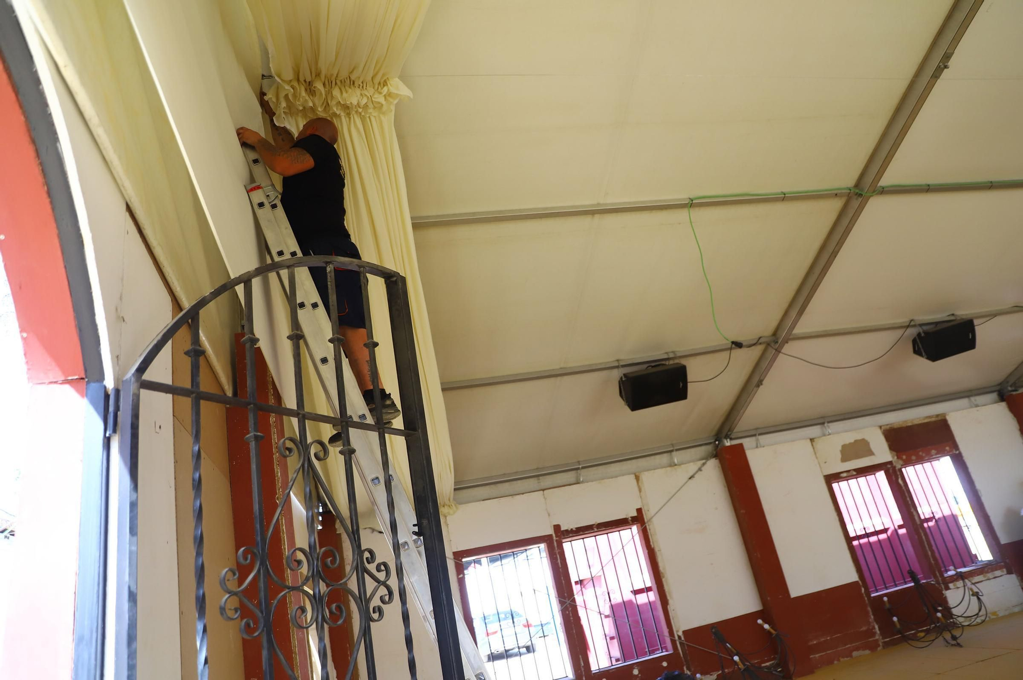 El montaje de las casetas de Feria en imágenes