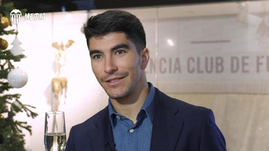 El Valencia CF anuncia la renovación de Carlos Soler en su felicitación de Navidad