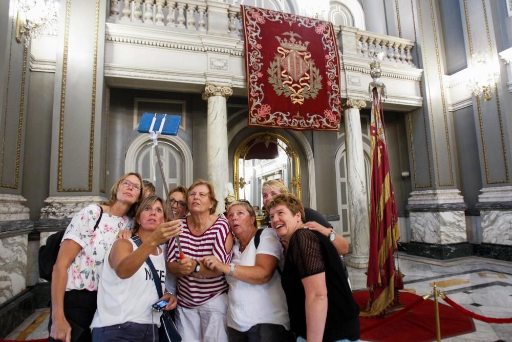 Visita a la Real Senyera en el Ayuntamiento