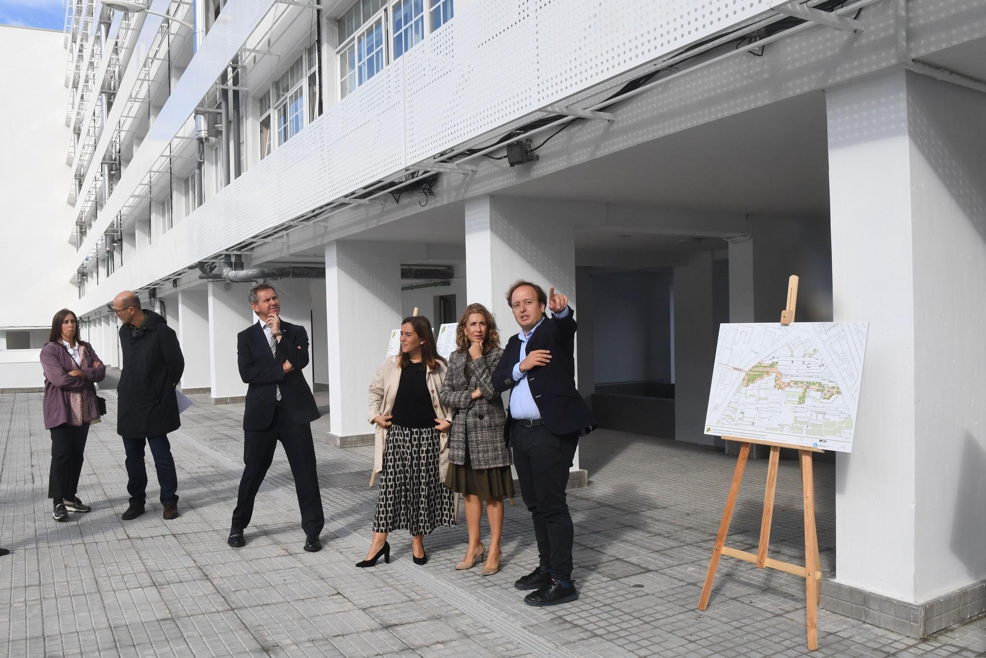 Visita al barrio de las Flores de la ministra de Transportes, Raquel Sánchez