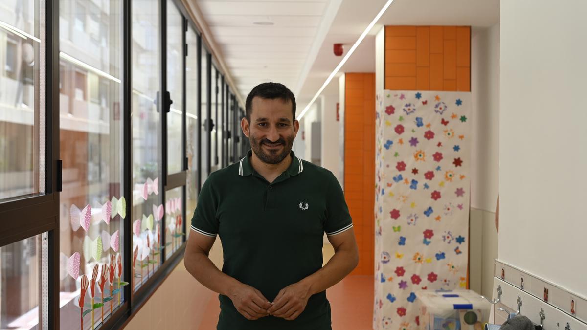 El número uno de la candidatura de Compromís a Les Corts por Castellón, Vicent Marzà, posa en el colegio Herrero de Castelló