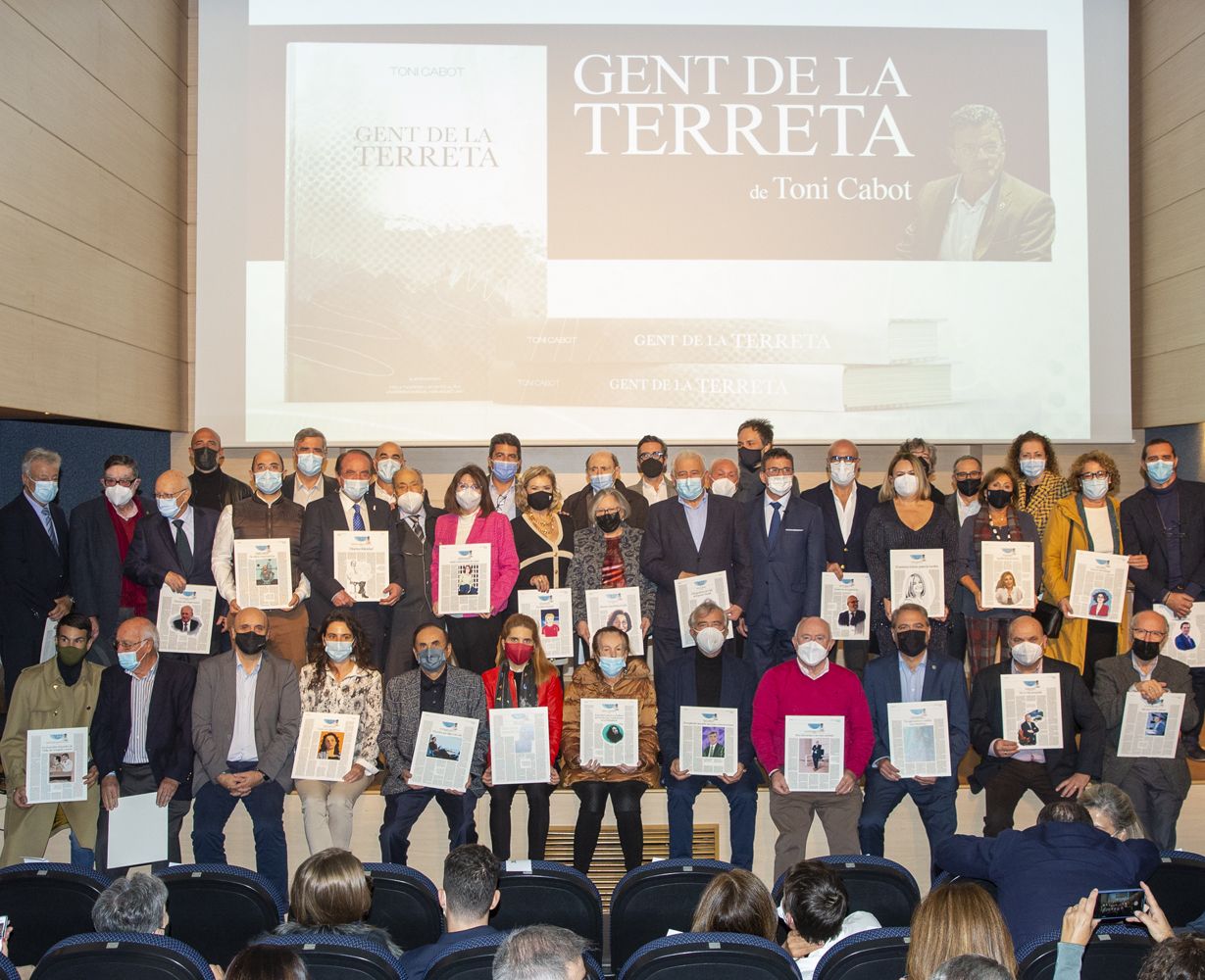 Toni Cabot presenta en el Club INFORMACIÓN el libro en el que plasma los perfiles de 40 personalidades de Alicante