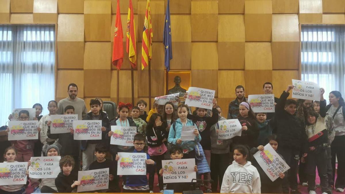 Los amigos de los hijos de Hamza protestan contra su desahucio en el Ayuntamiento de Zaragoza: "Pedimos ayuda para buscar una solución"