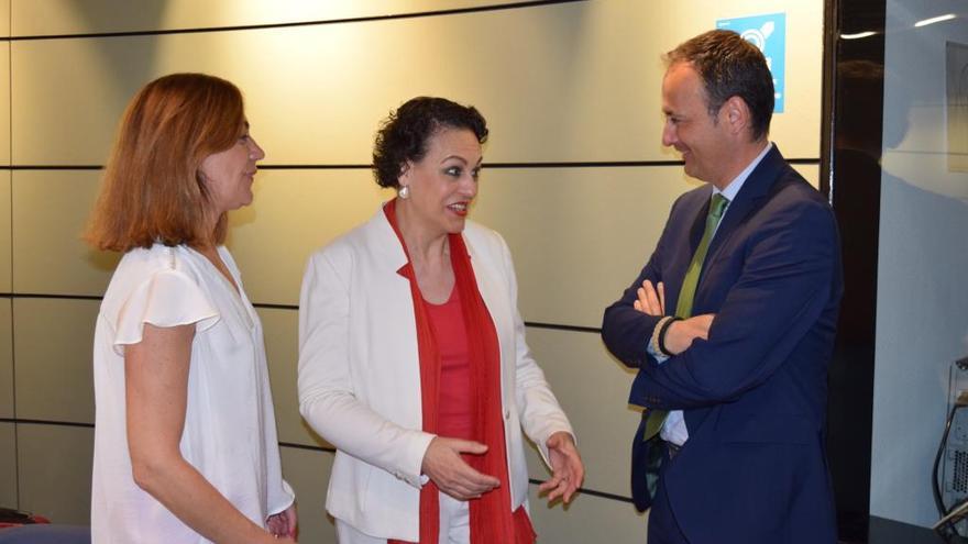 Javier Celdrán, la ministra Magdalena Valerio (c.) y Severa González.