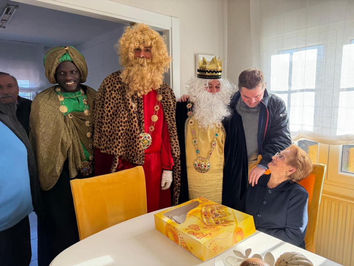 O alcalde e os Reis Magos entregando o rosón a unha veciña.