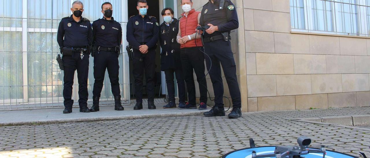 Los ediles Francisco García Zamora y Miguel Sánchez, junto a varios agentes de la Policía Local de Montilla.