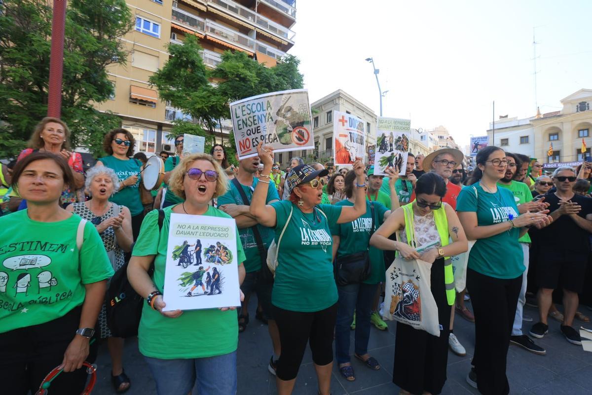 Profesorado este lunes en Alicante contra la carga policial a una docente de València