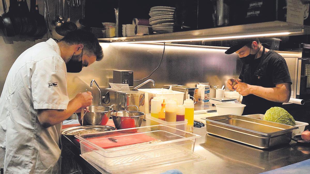 Cuiners treballant a un restaurant de Girona